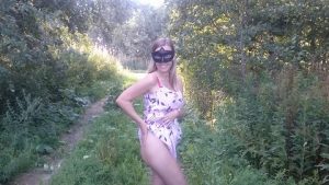 Brown wife – Posing beside a country road (Full-HD / 1080p / 713,78mb)